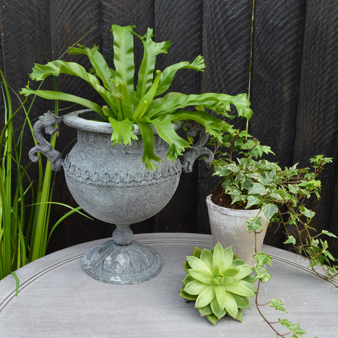 Aged Garden Urn with Handles- MiaFleur homify Landelijke tuinen Bloempotten & vazen