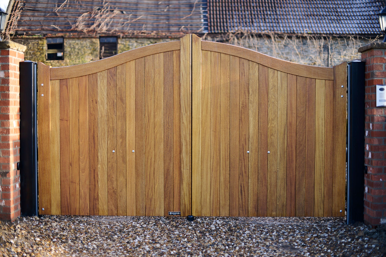 Curved top wooden gate - Idigbo hardwood Swan Gates Wiejski ogród