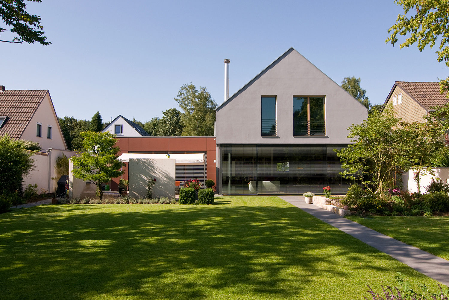 Modernes Wohnhaus mit Satteldach in Köln, wirges-klein architekten wirges-klein architekten منازل