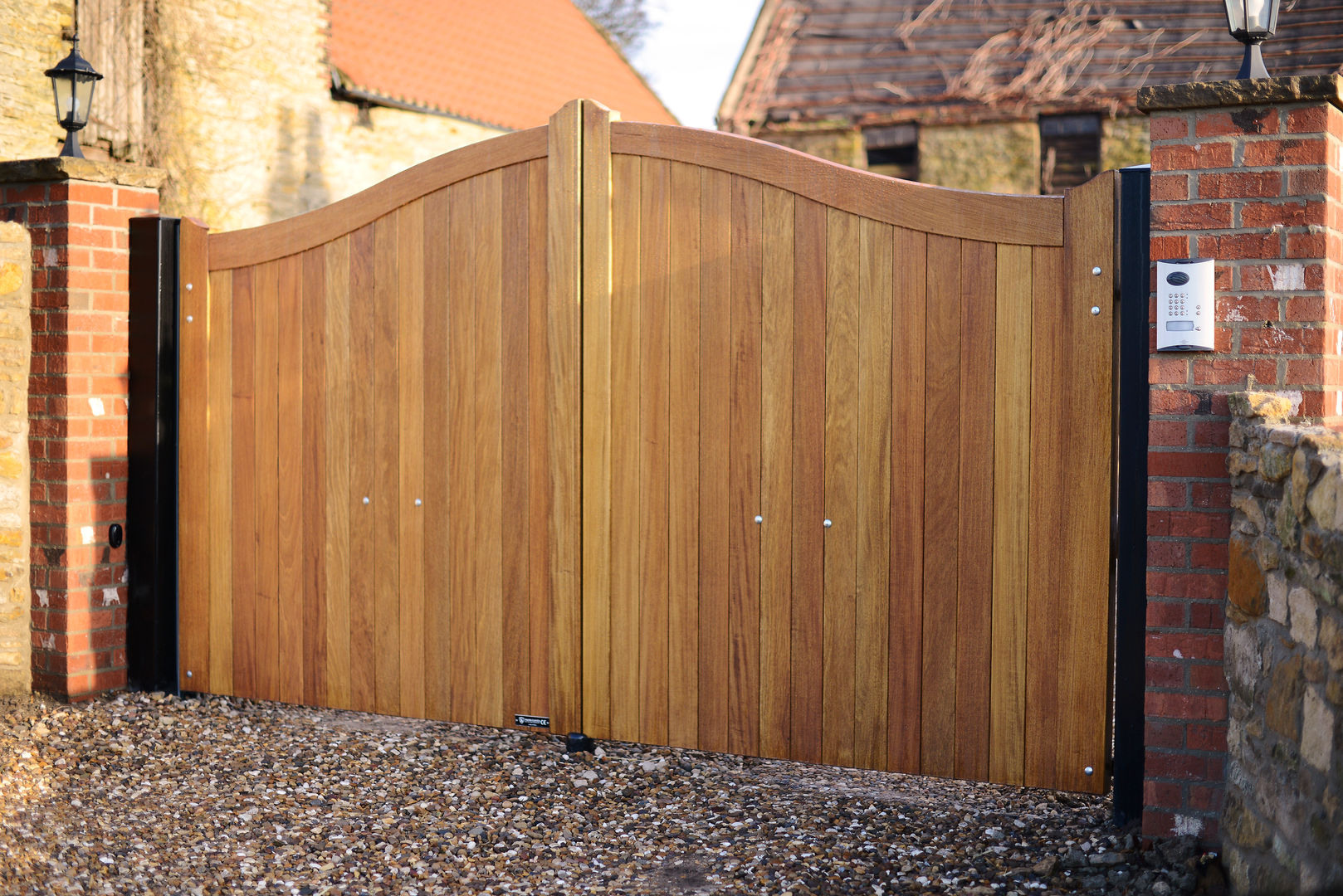 Curved top wooden gate - Idigbo hardwood Swan Gates Klasyczne ściany i podłogi