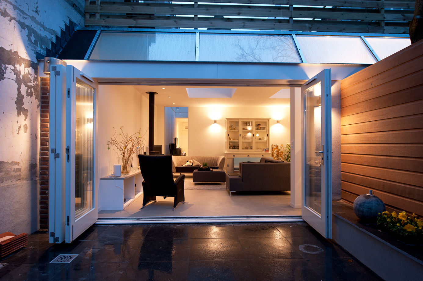 Van garage naar woonstudio, Het Ontwerphuis Het Ontwerphuis Modern style balcony, porch & terrace Lighting