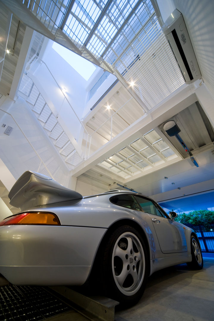 Home to live with Porsche Kenji Yanagawa Architect and Associates モダンデザインの ガレージ・物置 車輪,タイヤ,自動車用パーキングライト,車両,自動車用サイドマーカーライト,車両,自動車用タイヤ,自動車用照明,フード,自動車