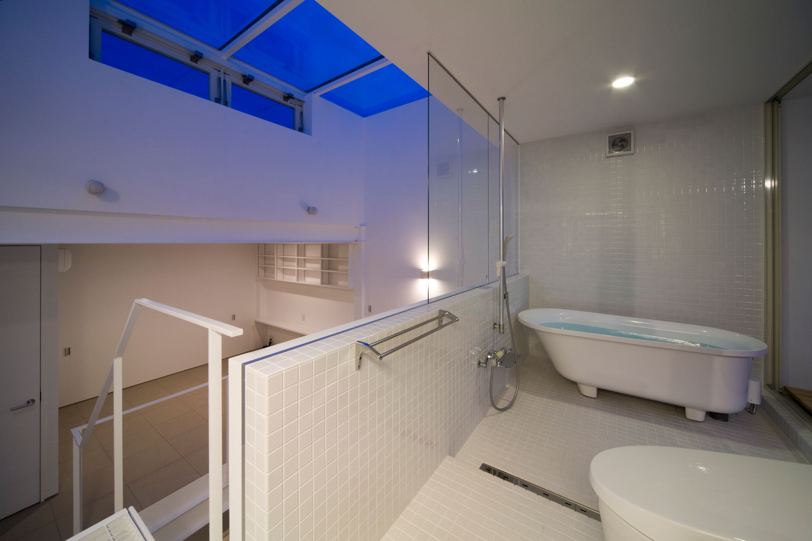 Home to live with Porsche ポルシェと暮す家, Kenji Yanagawa Architect and Associates Kenji Yanagawa Architect and Associates Modern bathroom