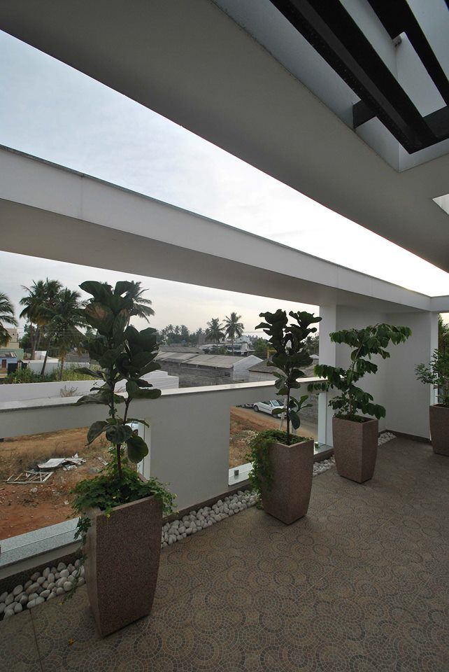 Mr & Mrs Pannerselvam's Residence, Muraliarchitects Muraliarchitects Balcones y terrazas de estilo moderno