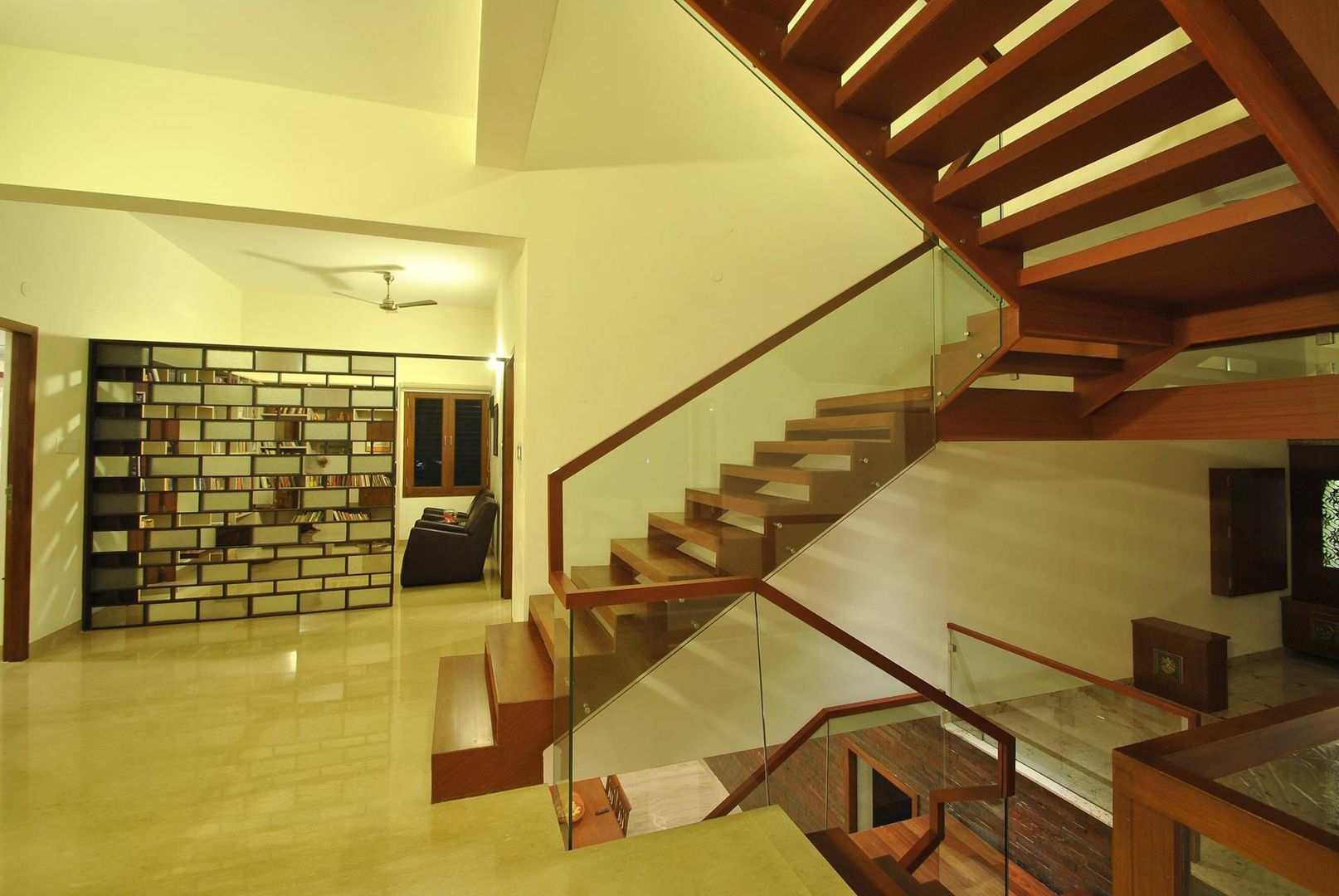 Mr & Mrs Pannerselvam's Residence, Muraliarchitects Muraliarchitects Modern corridor, hallway & stairs