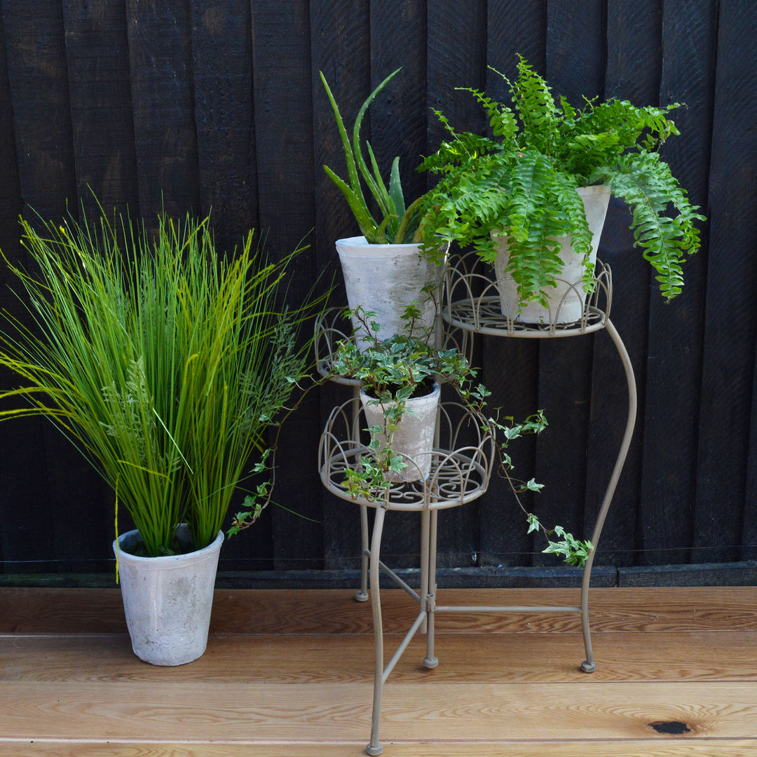 Three Tiered Plant Stand homify Jardines rurales Mobiliario