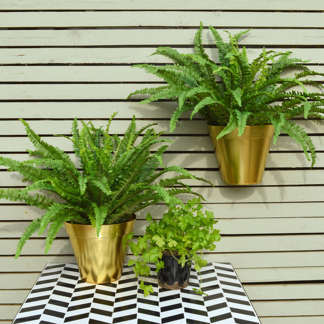 Gold Wall Planter homify Modern garden Plant pots & vases