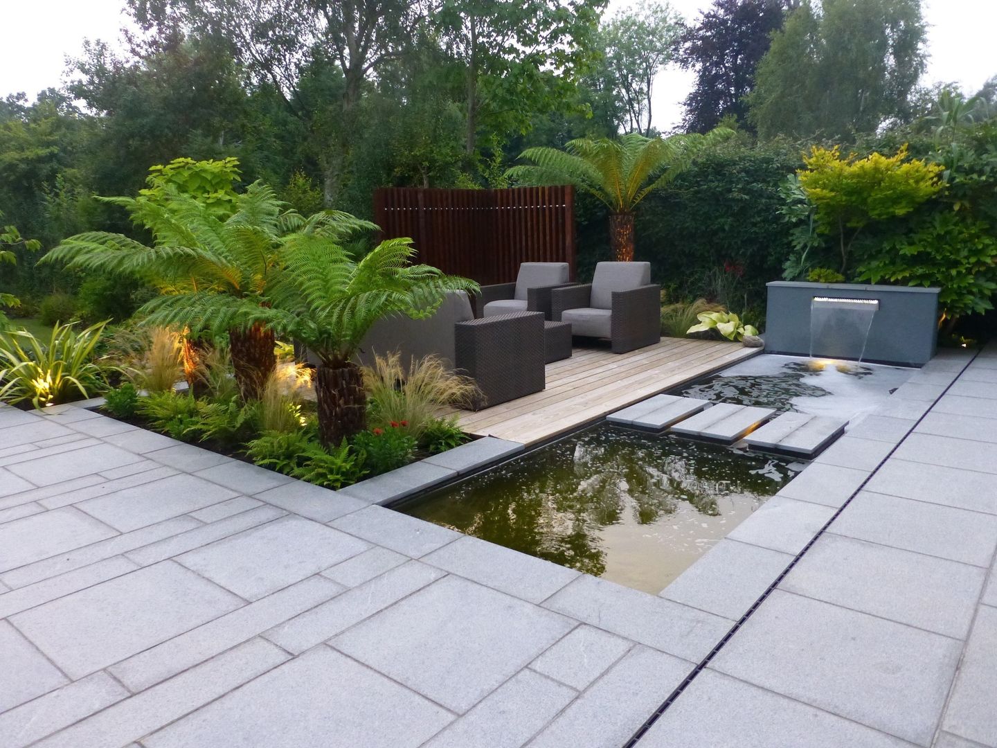 New Granite Terrace with Pool Garden Arts Jardines de estilo moderno