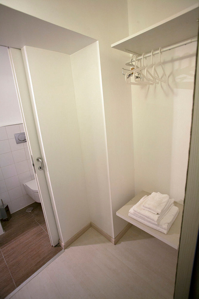 La cabina armadio che nasconde il bagno privato homify Spogliatoio moderno cabina armadio, bagno in camera, armadio, camera da letto, walk-in closet
