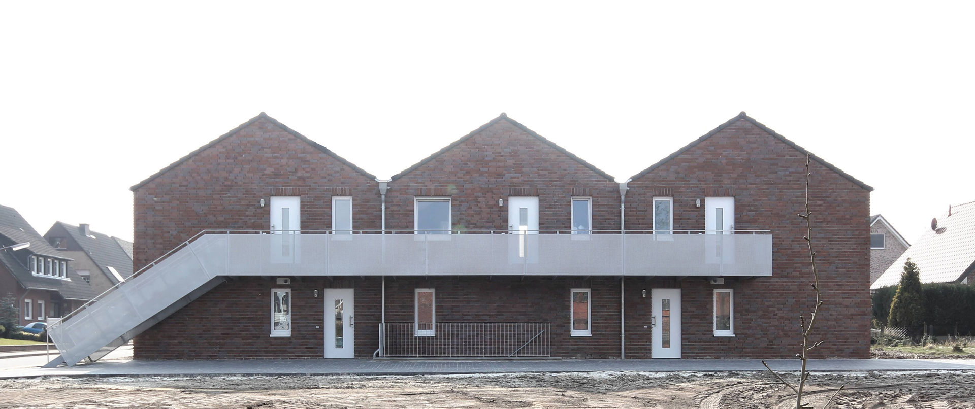 Ansicht Nord - Eingangsfassade Vissing Architekten Minimalistische Häuser Fenster,Himmel,Gebäude,Grundstück,Haus,Holz,Leuchte,Dach,Abstellgleis,Fassade