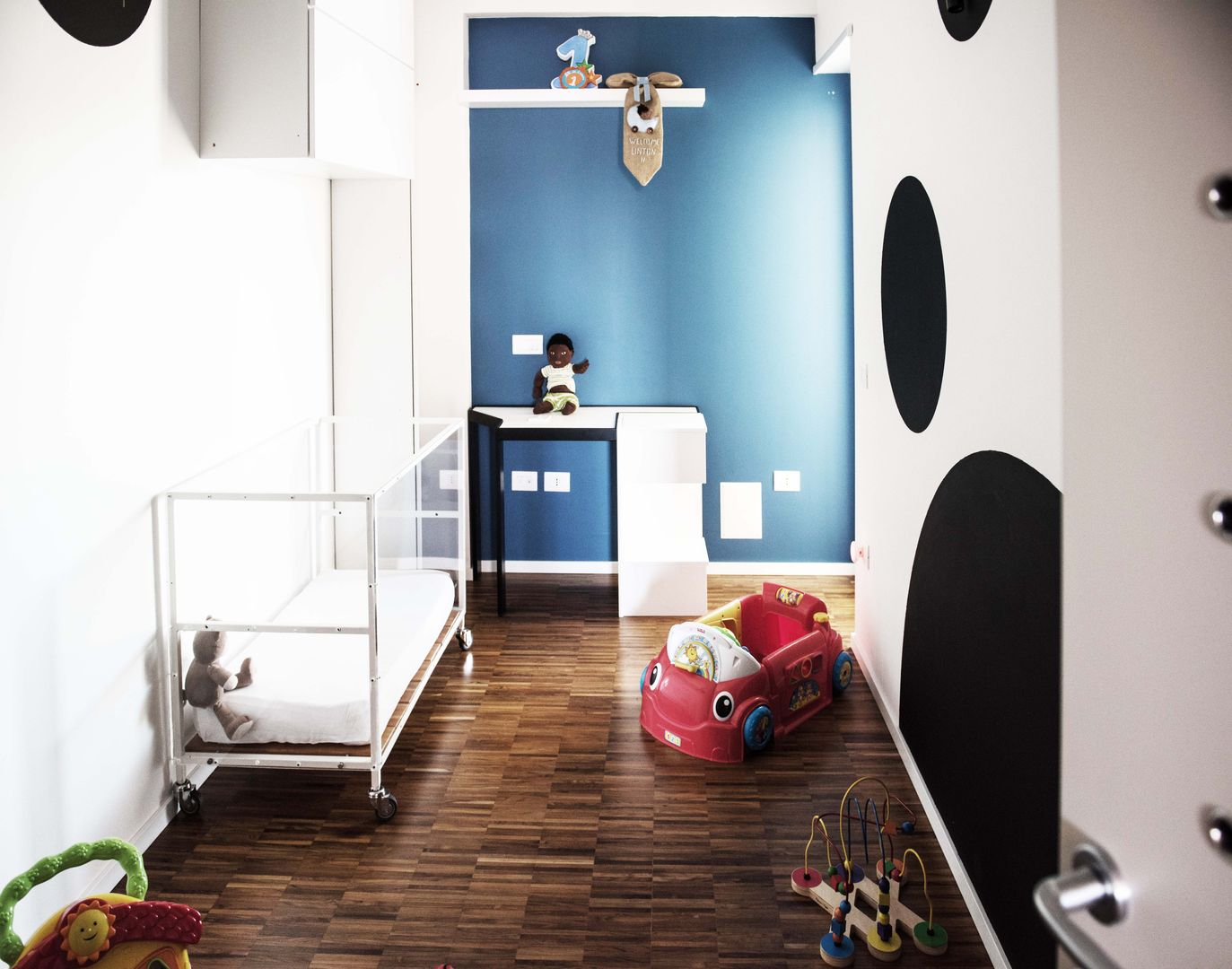 homify Modern nursery/kids room