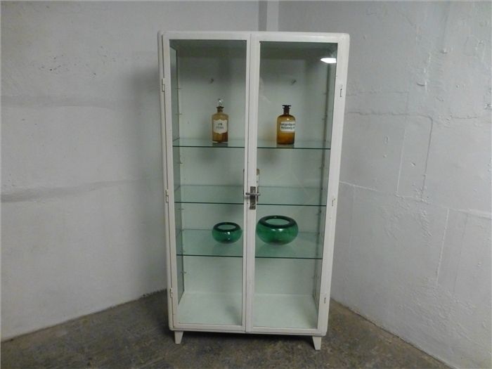 VINTAGE LARGE HOSPITAL MEDICINE CABINET, Retro Living Retro Living Industrial style bathrooms Medicine cabinets