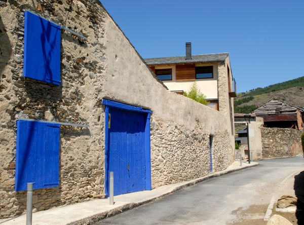 rehabilitacion de casa en Llivia junto con mercedes zazurca homify Casas de estilo rural