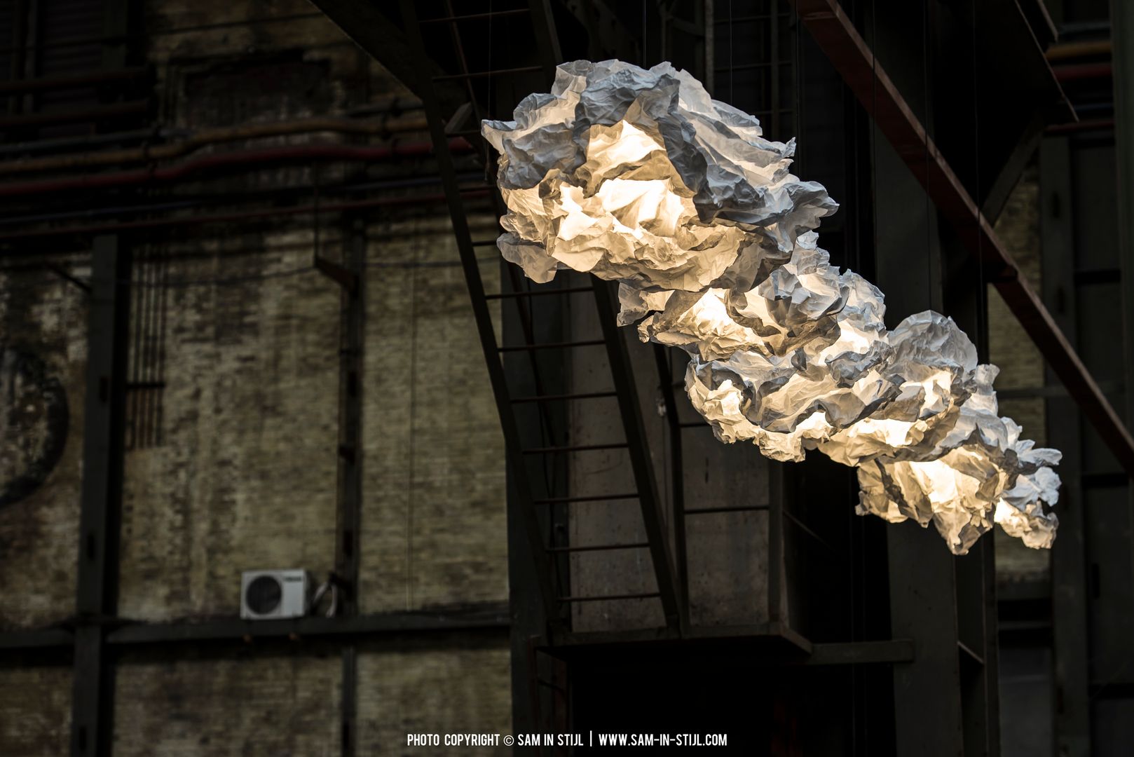 Des nuages magiques! Proplamp un luminaire hors du commun, NEDGIS NEDGIS ห้องโถงทางเดินและบันไดสมัยใหม่ ไฟทางเดิน