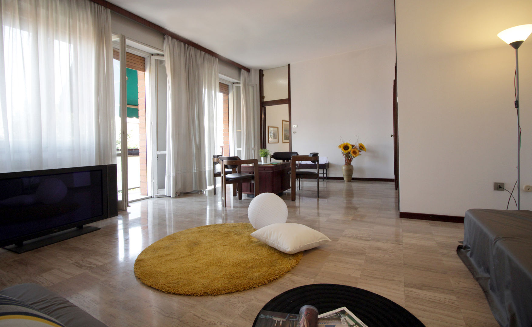 Il soggiorno con balconi Michela Galletti Architetto e Home Stager Soggiorno classico