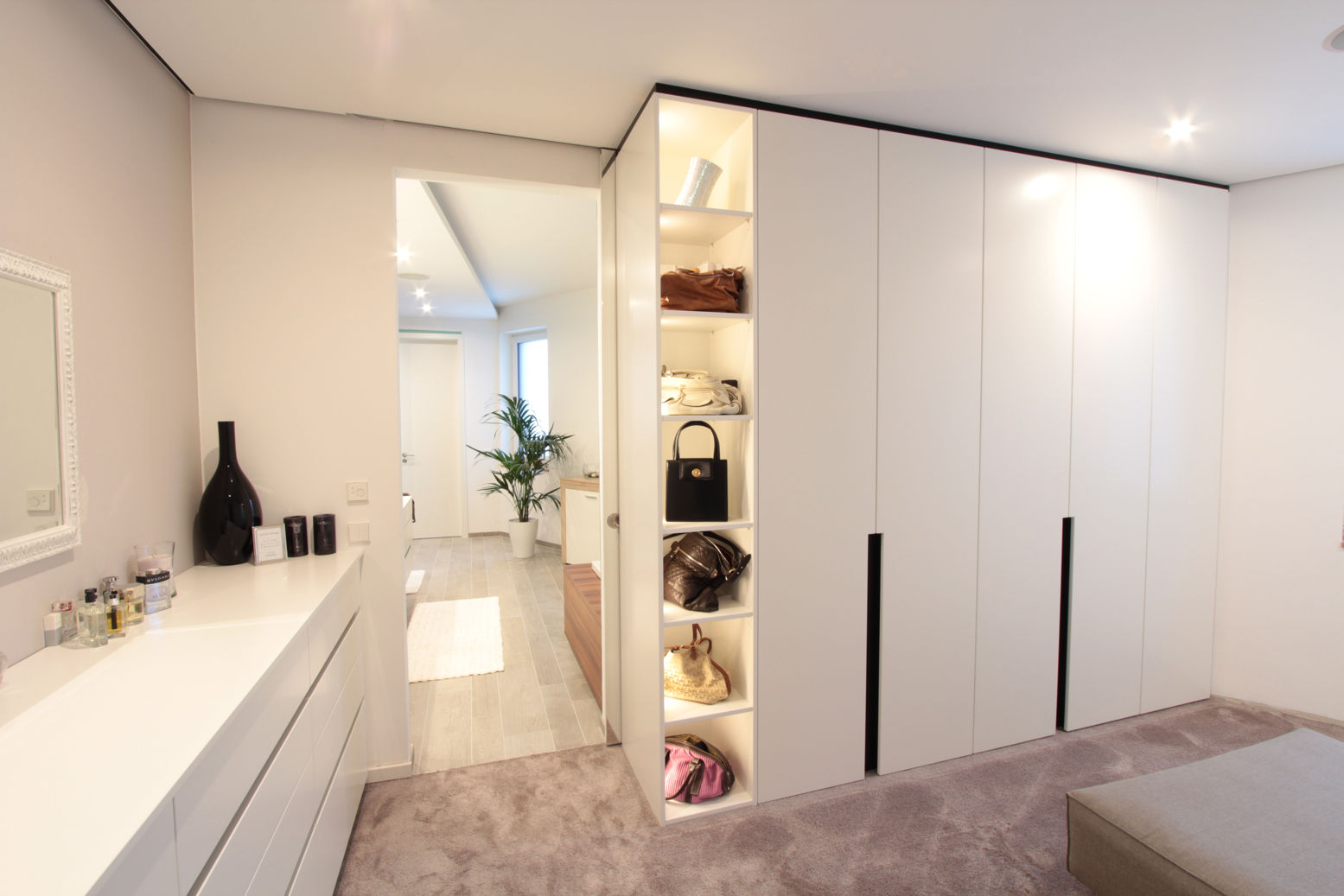 Villa P14, La Casa Wohnbau GmbH La Casa Wohnbau GmbH Modern dressing room Wardrobes & drawers