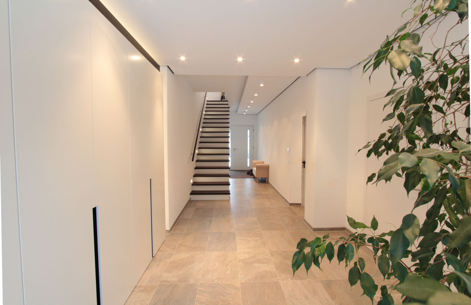 Villa P14, La Casa Wohnbau GmbH La Casa Wohnbau GmbH Pasillos, vestíbulos y escaleras modernos