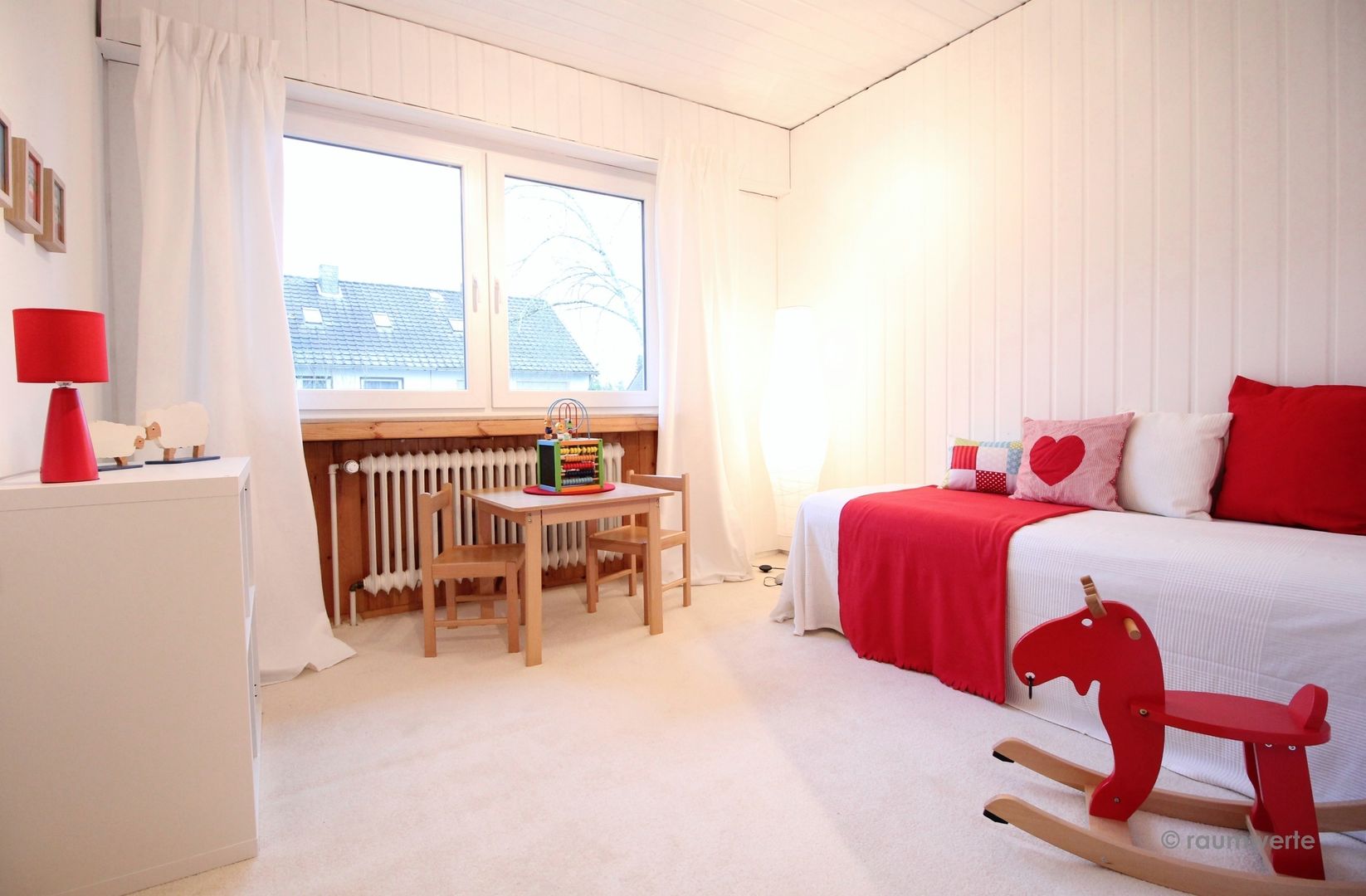 Kinderzimmer nach dem Home Staging raumwerte Home Staging Kinderzimmer im Landhausstil Eigentum,Möbel,Fenster,Tisch,Kompfort,Holz,Innenarchitektur,Orange,Gebäude,Bodenbelag