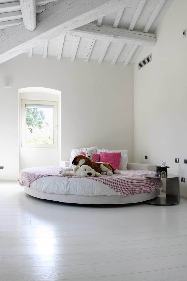 Ristrutturazione casa colonica, CuboBianco CuboBianco Kamar Tidur Modern