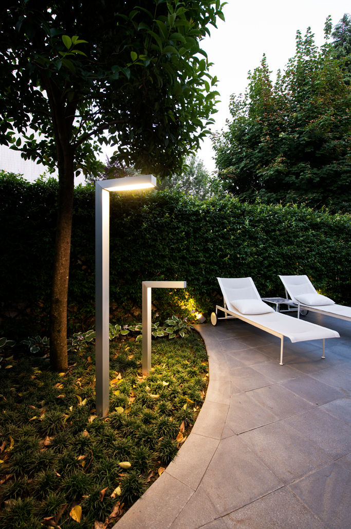 RESIDENZA TRA ARCHITETTUR A E NATURA: Realizzazione di effetti di luce e scenari notturni, FASE ARCHITETTI ASSOCIATI FASE ARCHITETTI ASSOCIATI Modern Garden