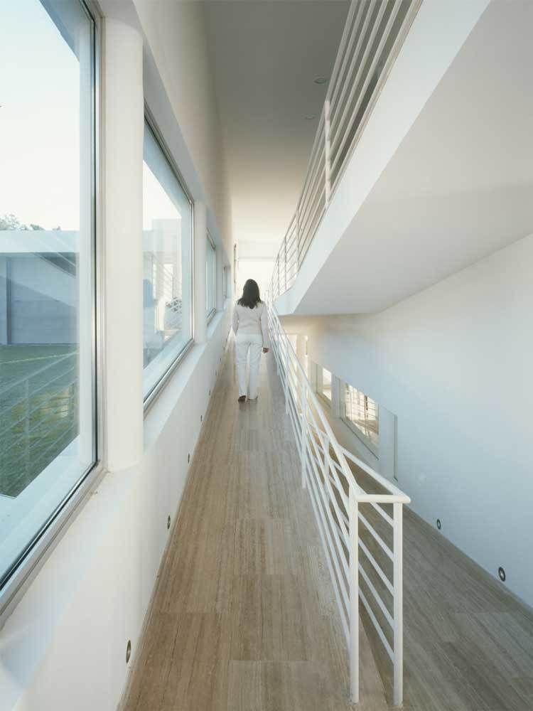 CASA EN LLAVANERAS. BARCELONA, SOLER-MORATO ARQUITECTES SLP SOLER-MORATO ARQUITECTES SLP Modern Corridor, Hallway and Staircase