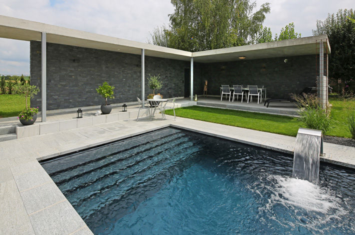 Villa mit Pool, Unica Architektur AG Unica Architektur AG モダンスタイルの プール