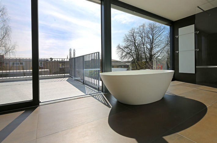 Villa mit Pool, Unica Architektur AG Unica Architektur AG Modern style bathrooms