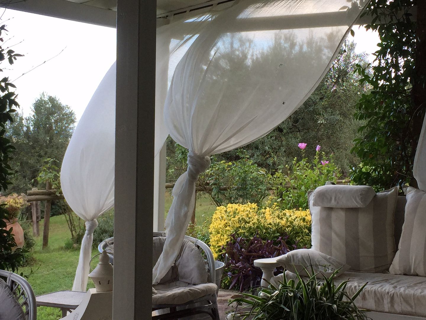 Pergola in Toscana, VIVERE IL FUORI VIVERE IL FUORI 地中海デザインの テラス