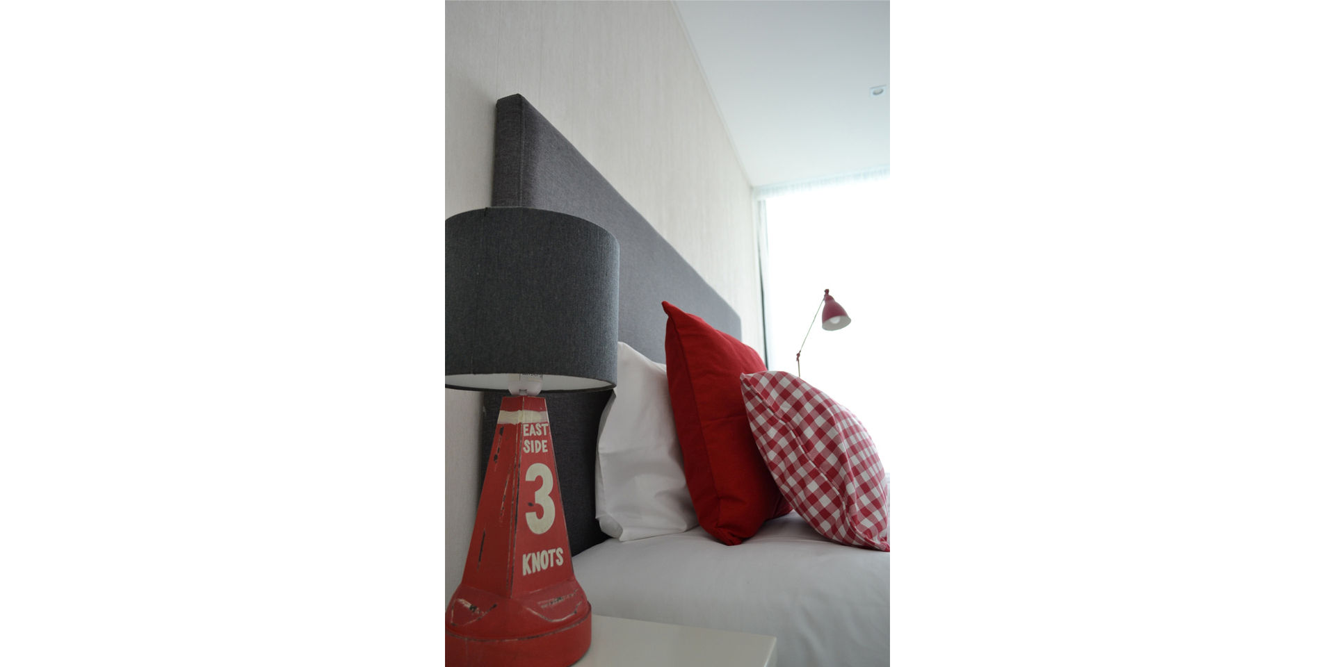 011 | Casa de Praia, Serra da Pescaria, Nazaré, T2 Arquitectura & Interiores T2 Arquitectura & Interiores Eclectic style bedroom Beds & headboards
