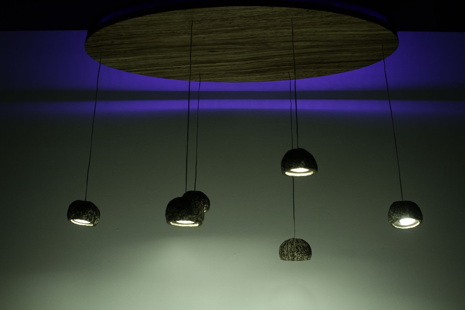 Pluie d'Ouricos: un lustre LED poétique, MS Ebénisterie MS Ebénisterie غرفة السفرة إضاءة