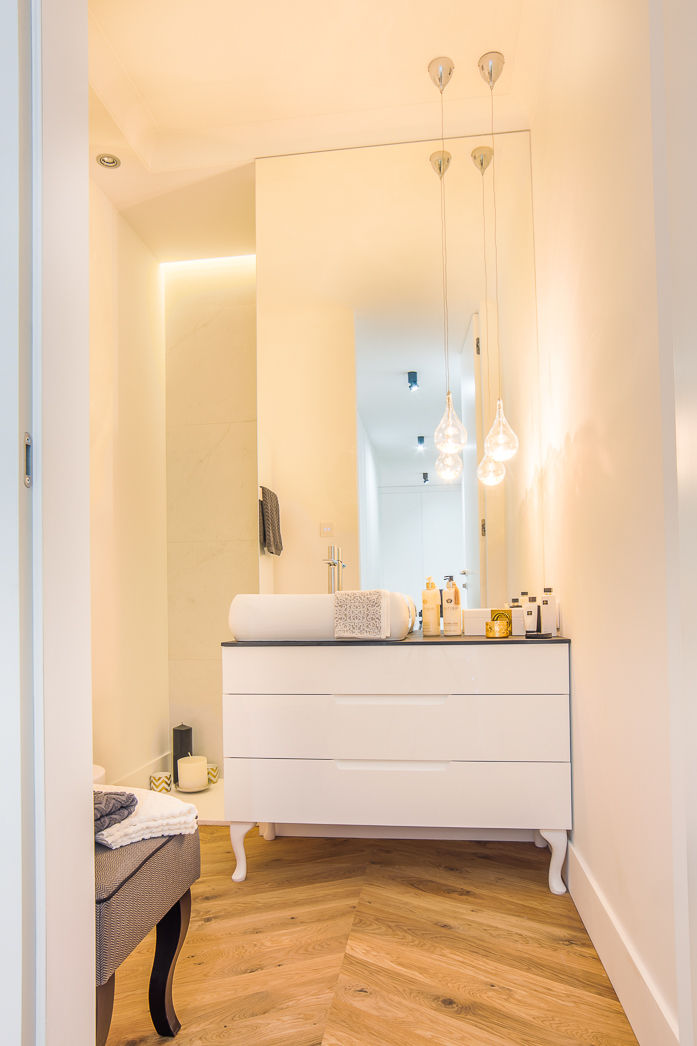 homify Modern Banyo