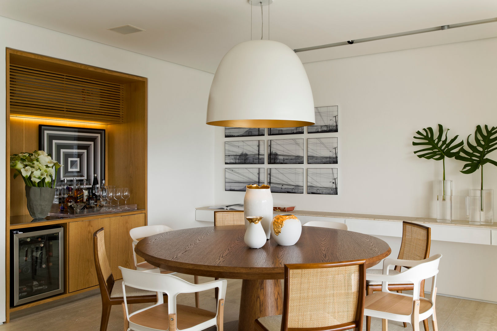 Panamby Apartment DIEGO REVOLLO ARQUITETURA S/S LTDA. Salas de jantar modernas