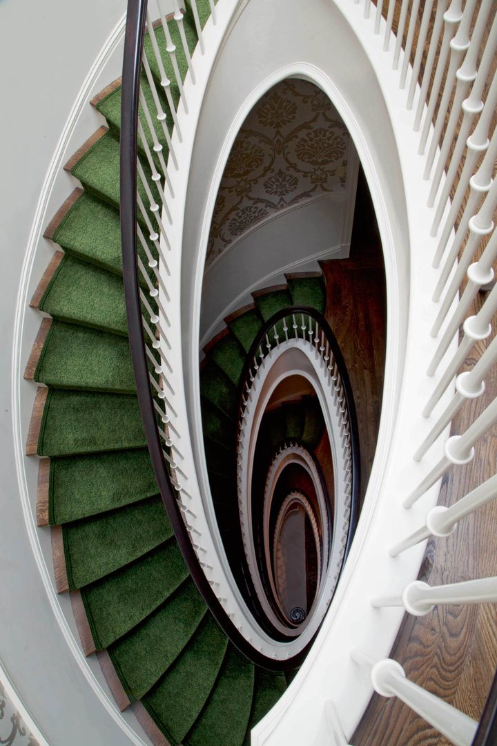 homify Pasillos, vestíbulos y escaleras de estilo clásico