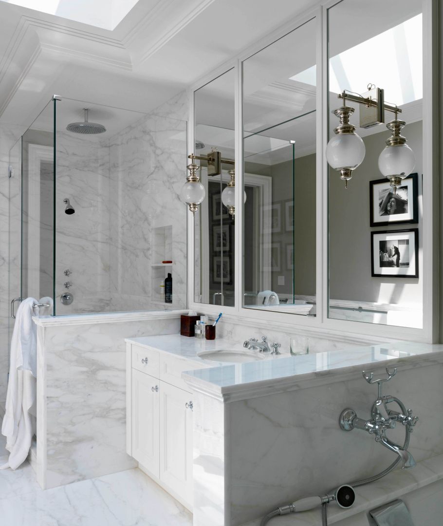 homify Modern bathroom Bathtubs & showers