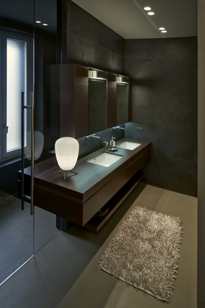 Torino Centro: ristrutturazione completa di un appartamento per una coppia., Onice Onice Phòng tắm phong cách tối giản