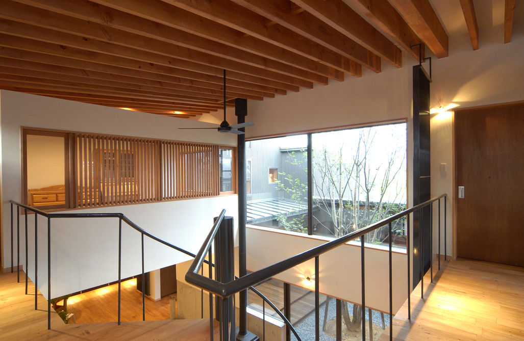 福野の家, 濱田修建築研究所 濱田修建築研究所 Eclectic style corridor, hallway & stairs