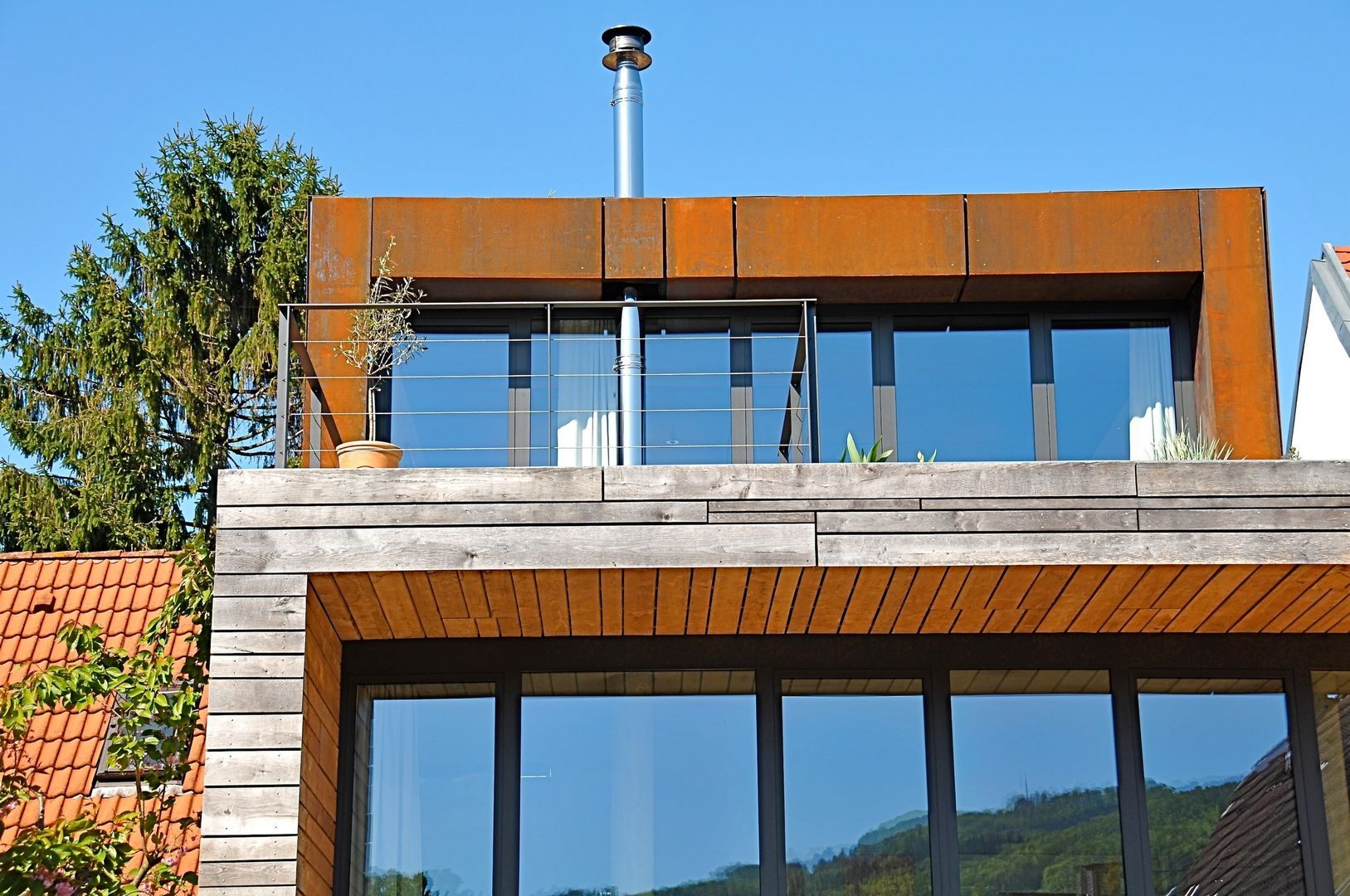 ​Kunst-Stück - Von Langes Hand geplant…, Architekturbüro 011 Architekturbüro 011 minimalist style balcony, porch & terrace