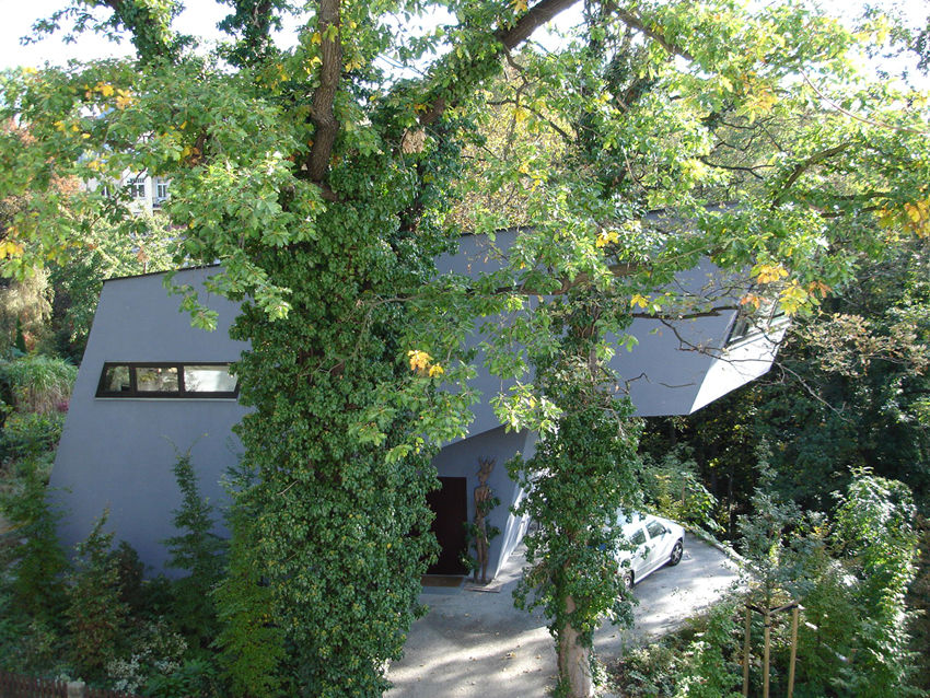 EIN HAUS DAS AUS DEM FELS WÄCHST, heisenbergbrenner architekten heisenbergbrenner architekten Modern houses