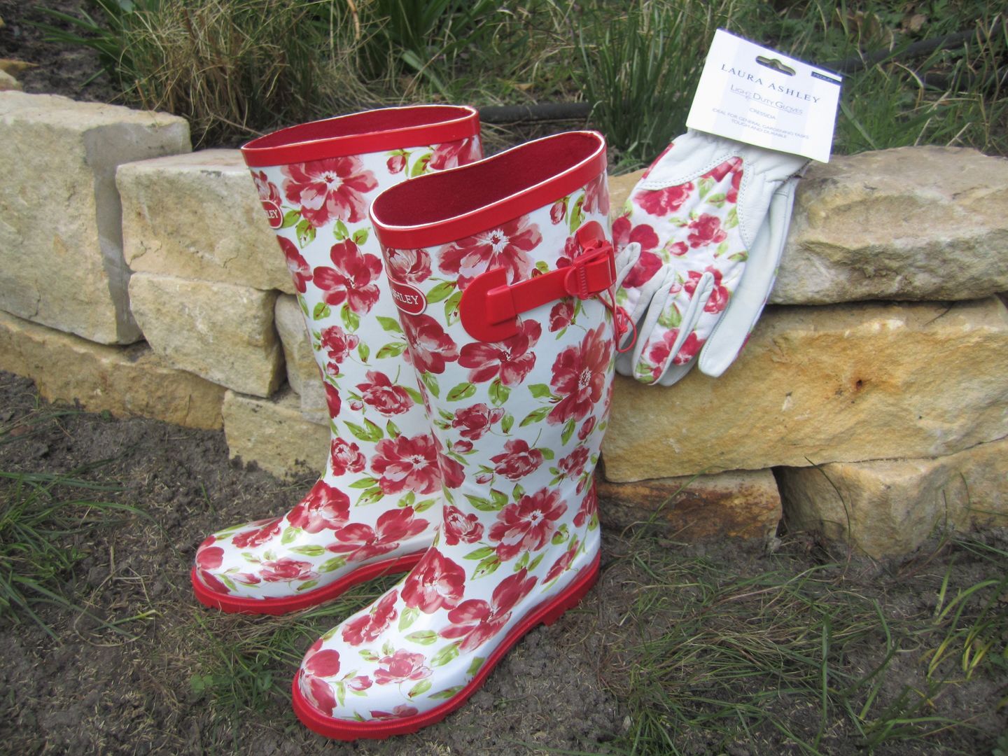 Laura Ashley Garden Collection Gummistiefel im Design Cressida Welt der Blüten Garten im Landhausstil Accessoires und Dekoration