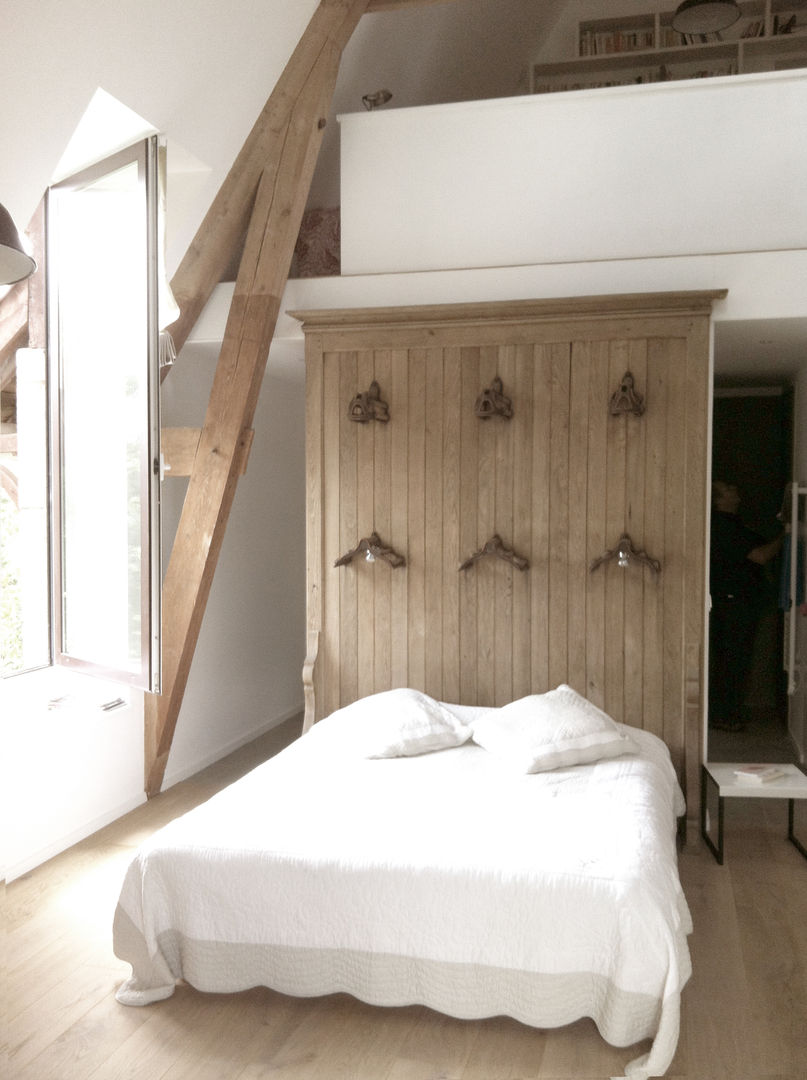 Transformation d'une écurie de château en maison moderne, Atelier DCCP Architectes Atelier DCCP Architectes Eclectic style bedroom Beds & headboards