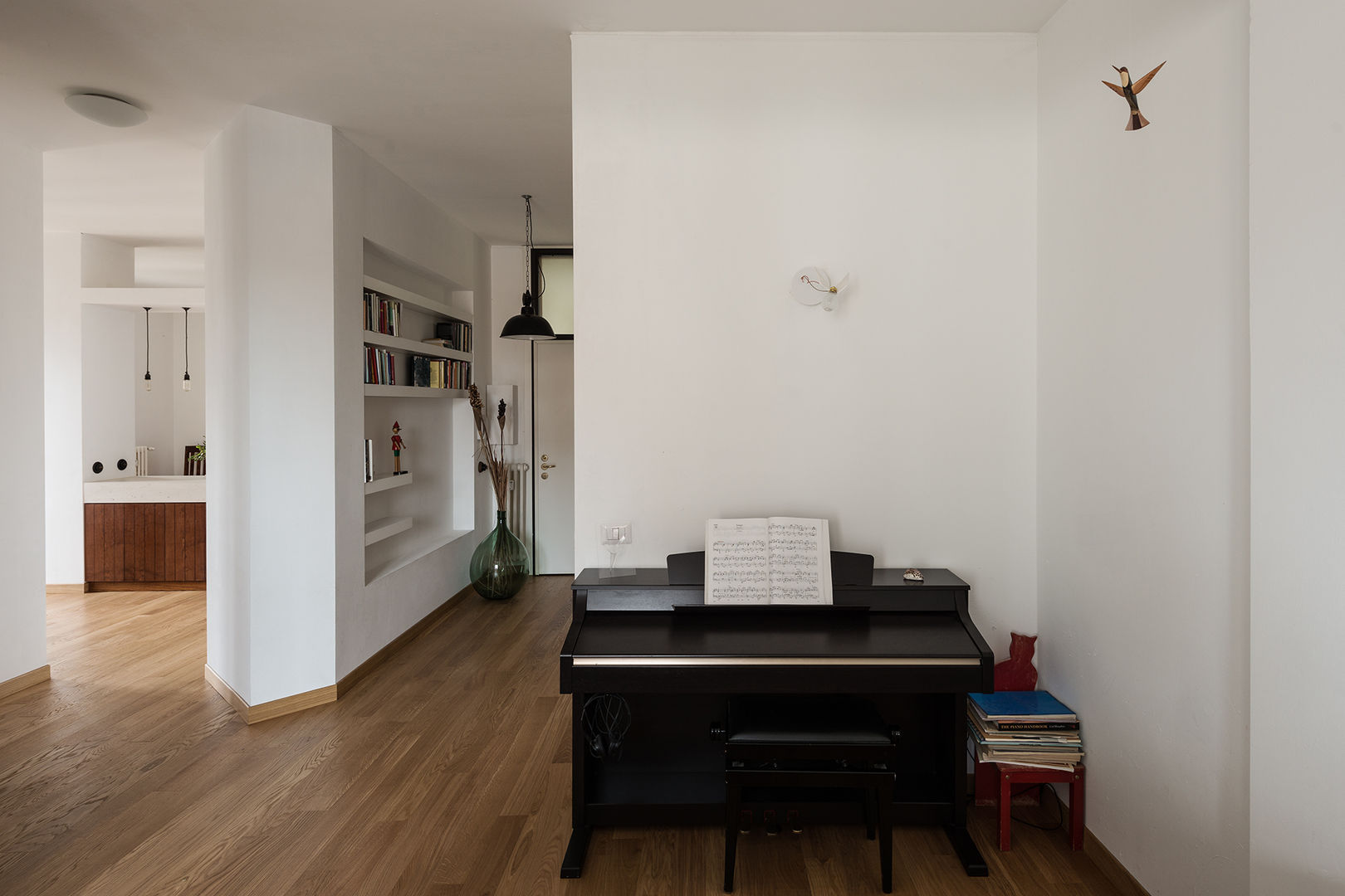 Woodboard House: Wohnungsrenovierung mit Charme, Atelier Blank Atelier Blank Minimalist corridor, hallway & stairs