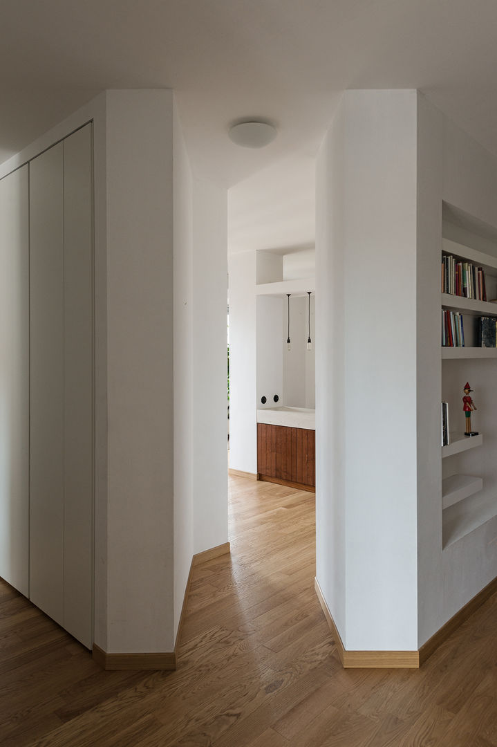 Woodboard House: Wohnungsrenovierung mit Charme, Atelier Blank Atelier Blank Minimalist corridor, hallway & stairs