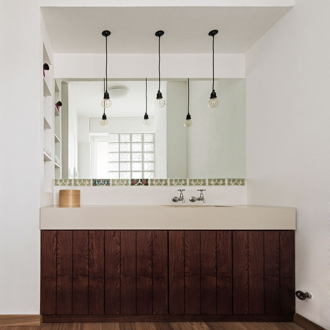 Woodboard House: Wohnungsrenovierung mit Charme, Atelier Blank Atelier Blank Minimalist style bathrooms