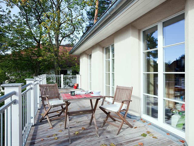 Villa in Zehlendorf, Müllers Büro Müllers Büro クラシックデザインの テラス