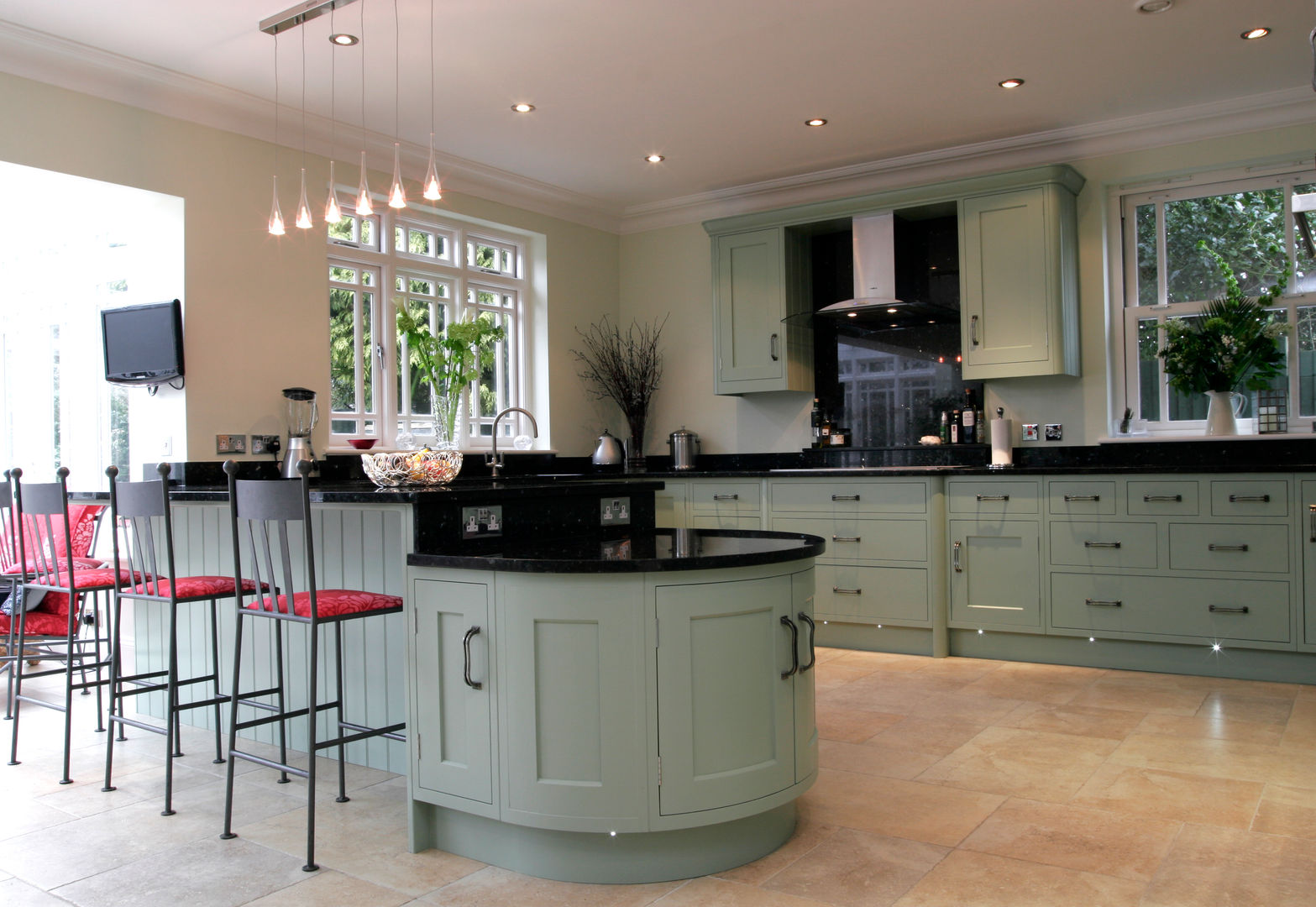 Hand painted traditional kitchen in Hertfordshire John Ladbury and Company クラシックデザインの キッチン