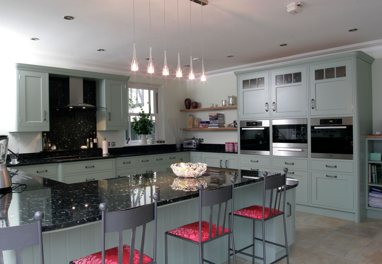 Hand painted traditional kitchen in Hertfordshire John Ladbury and Company ห้องครัว