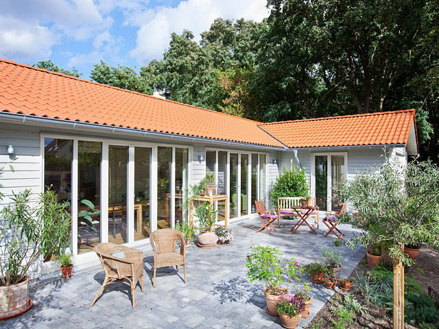 BUNGALOW IN FALKENSEE III, Müllers Büro Müllers Büro Balcone, Veranda & Terrazza in stile rurale