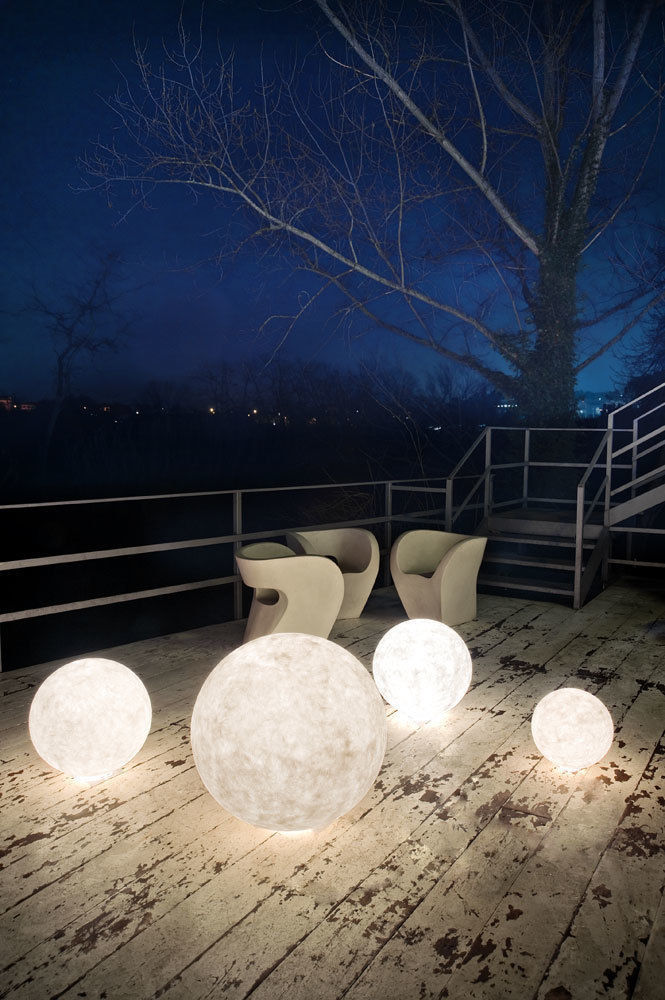 Lampade da terra, in-es.artdesign in-es.artdesign Modern balcony, veranda & terrace Lighting