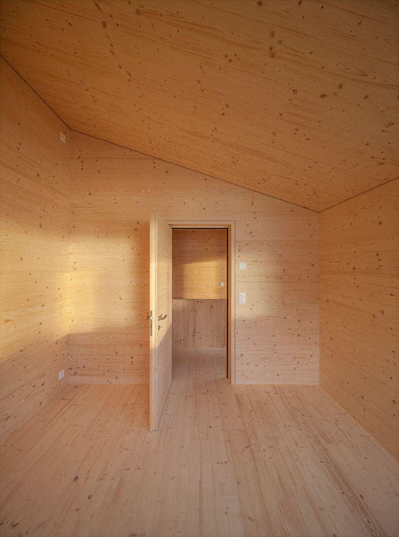 Ferienhausumbau in Leissigen, Oliver Brandenberger Architekten BSA SIA Oliver Brandenberger Architekten BSA SIA Rustic style bedroom