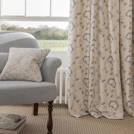 Clarke and Clarke - Manor House Fabric Collection Curtains Made Simple Salas de estar clássicas